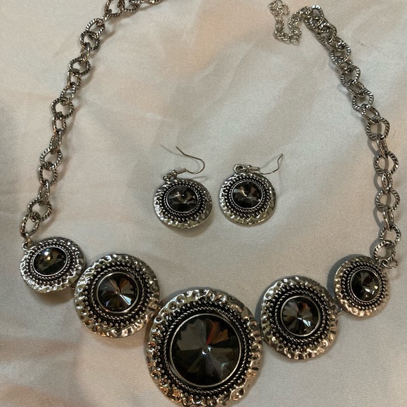 Elegant Gold and Silver Necklace Set - Picture 2 of 3